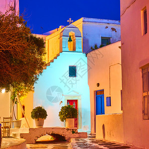 希腊Mykonos镇小广场和白教堂晚上在希腊Mykonos镇图片