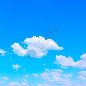 有白云的蓝天空可以用作背景广场种植您自己的文字空间背景图片