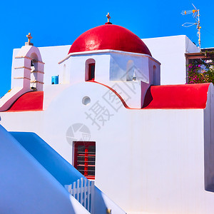 白色教堂希腊米科诺斯岛教堂带有红色圆顶背景