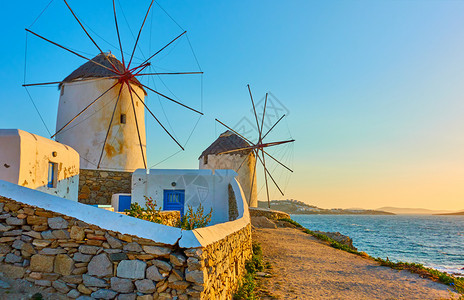 希腊米科诺斯岛日落时的老风车图片
