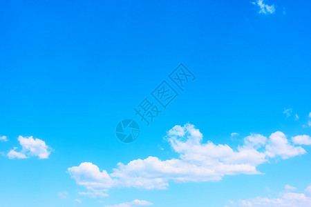 有白云的蓝天空可用作背景背景图片
