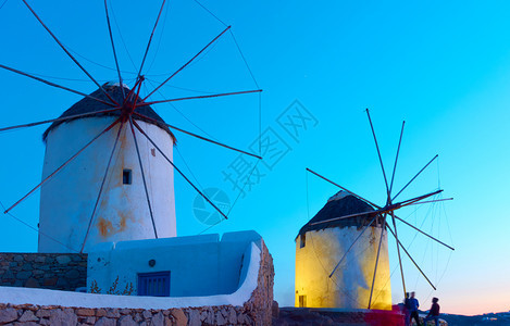希腊米科诺斯日落时的旧风车图片