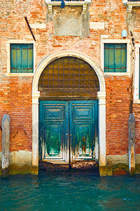 进入意大利威尼斯旧楼门图片
