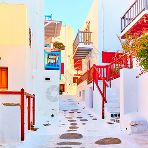 希腊米科诺斯镇街上有白色的房屋背景图片