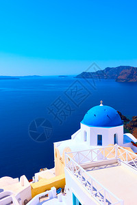 希腊圣托里尼奥亚的希腊正统教堂带有蓝色圆顶和海的风景文字空间图片