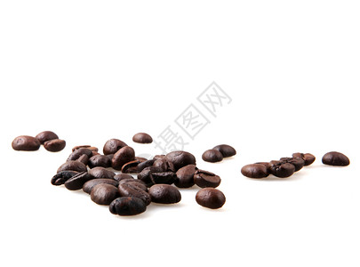白背景的烤咖啡豆图片