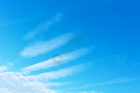 天使翼蓝色天空有惊人的白云背景有您自己的trext的空间图片