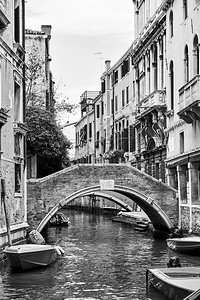 意大利威尼斯有小型桥的威尼斯运河图片