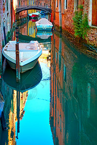 意大利威尼斯运河的船和水镜图片