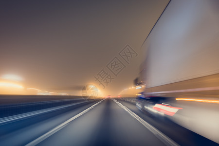 在高速公路上快夜间驾驶从车内看到图片