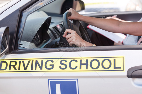 在驾校里考试的驾驶员图片