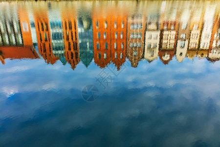 波兰莫特拉瓦河Gdansk的旧城建筑反射旅行目地莫特拉瓦河旧城建筑的反射图片