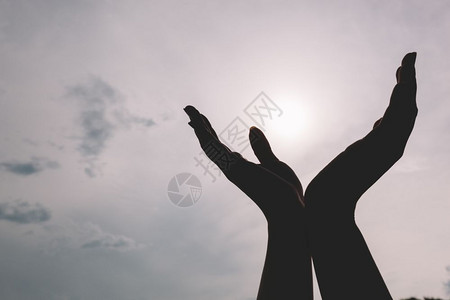 举起手伸向天空精神幸福积极能量的概念图片