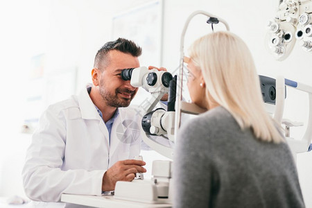 光学检查员妇女用机器检查眼睛视力护理医生预约光学检查员妇女用机器检查眼睛图片