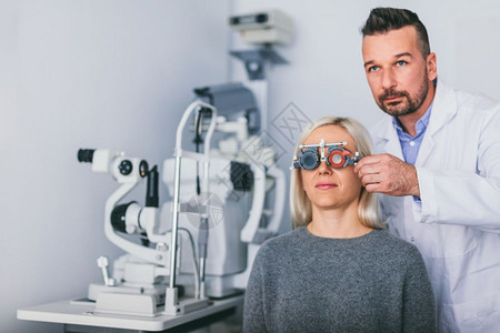 光学检查妇女眼睛视力诊断医学检查眼睛图片
