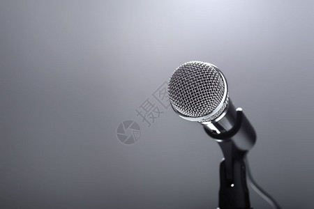 灰色背景的麦克风歌唱和音乐试演表灰色背景的麦克风图片