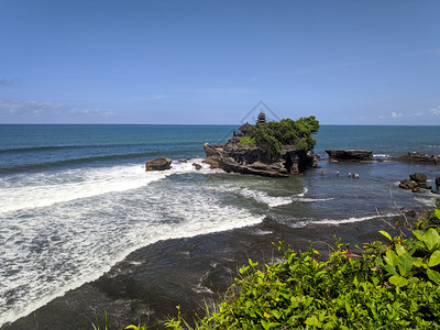 印度尼西亚巴厘岛蓝天的TanahLot水塔纳神庙图片