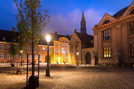 在丹麦首都哥本哈根清晨蓝色时段公共广场白花板丹麦哥本哈根白花广场丹麦哥本哈根图片