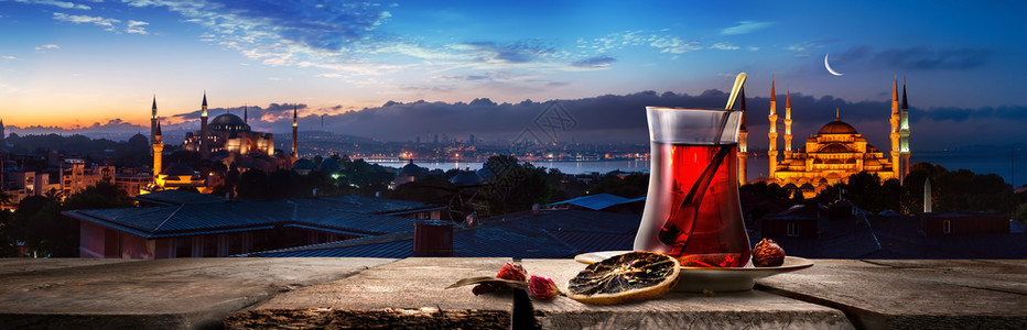 土耳其Bosphorus附近Bosphorus日落蓝清真寺和HiagiaSophia的风景图片