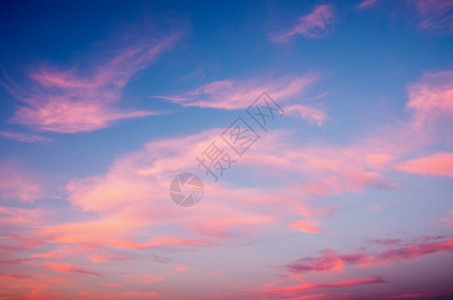 有粉色云的日落天空图片