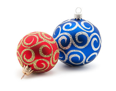 红色和蓝的圣诞球白背景图片
