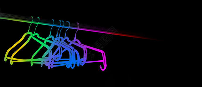 许多黑衣架在一根棍子上被隔离在黑墙上背景空间复制图片