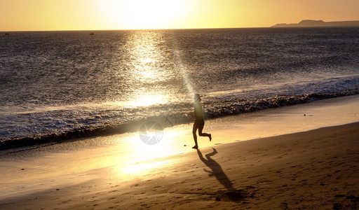 女运动员在海边奔跑健身短的日出赛跑健身概念图片