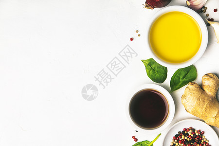 白底面的烹饪原料橄榄油醋草药和香料织食素和健康烹饪概念顶视橄榄油平铺图片