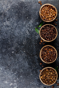 4种不同的咖啡豆平铺有4种不同的咖啡豆放在深大理石底复制空间上图片