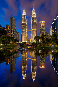 吉隆坡市中心PetronasTwinTowers有反省马来西亚金融区和洲智能城市的商业中心夜里天梯和高楼大图片
