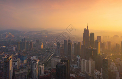 马来西亚城市马来西亚吉隆坡市中心空景象亚洲智能城市的金融区和商业中心日落时天梯和高楼建筑背景