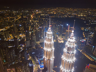 Petronas双塔顶端马来西亚吉隆坡市中心空景象亚洲智能城市金融区和商业中心夜空天梯和高楼大背景图片