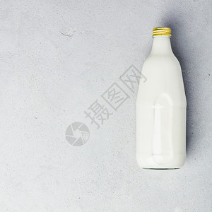 灰混凝土底色的瓶装牛奶平地图片