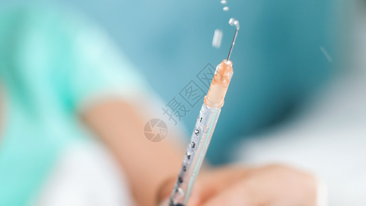 护士用注射药物针筒释放气泡的宏观图像图片