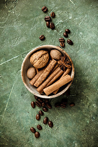 一套生锈背景的香料和咖啡豆一套生锈背景的香料和咖啡豆平地顶楼图片