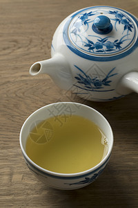 与传统日本热青茶和壶杯图片