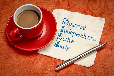 FIRE缩简称财务独立提前退休用咖啡杯在餐巾纸上写字图片