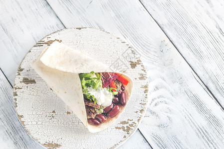 带肉和瓜卡莫菜的Burrito图片