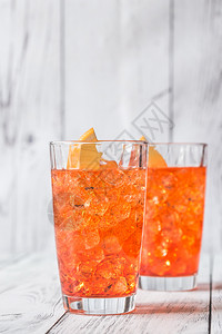 白木底的AperolSpritz鸡尾酒杯图片