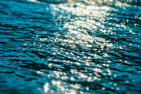 浅色热带夏季海洋有布基日光波抽象背景夏季蓝色海水表面的抽象布基背景日光波抽象背景的浅色热带夏季海洋图片