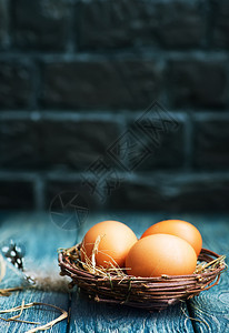 桌边的褐色东方鸡蛋面背景图片