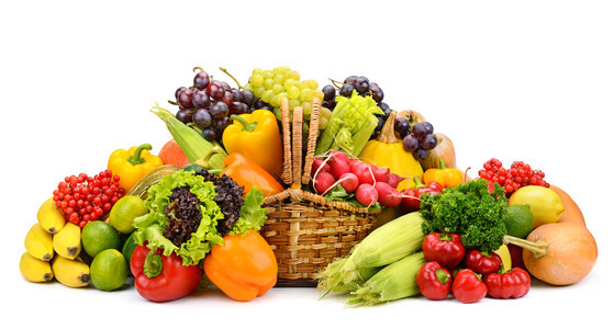 柳树篮中健康新鲜蔬菜和水果白底隔绝于图片