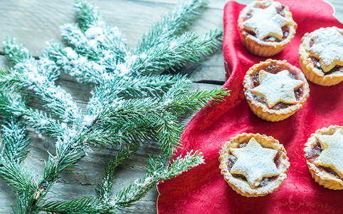 装饰圣诞树枝和节日糕点薄饼和圣诞树枝图片