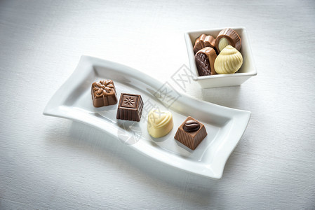 不同形状的巧克力糖果图片