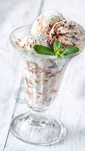 香草巧克力冰淇淋在圣代玻璃杯中图片