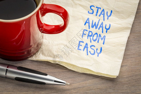 远离简易的劝告或教诲在餐巾上写字加一杯咖啡图片