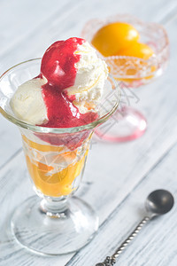 一碗桃子梅尔巴香草冰淇淋配桃子和草莓酱图片