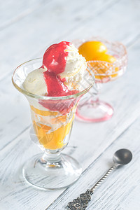 一碗桃子梅尔巴香草冰淇淋配桃子和草莓酱图片