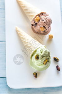 白色背景的两座坚果蔬菜冰淇淋图片
