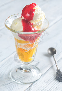 草莓酱冰淇淋香草冰淇淋加桃子和草莓酱背景